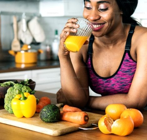 Alimenter votre corps de manière adéquate : conseils nutritionnels simples pour une vie active